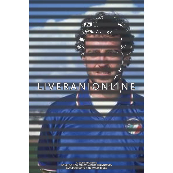 DIAP-RETROSPETTIVA LAMBERTO PIOVANELLI CALCIATORE NELLA FOTO LAMBERTO PIOVANELLI CON LA MAGLIA DELLA NAZIONALE ITALIANA DI CALCIO NELL\'ANNO 1991 AG ALDO LIVERANI SAS 