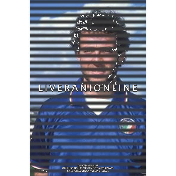 DIAP-RETROSPETTIVA LAMBERTO PIOVANELLI CALCIATORE NELLA FOTO LAMBERTO PIOVANELLI CON LA MAGLIA DELLA NAZIONALE ITALIANA DI CALCIO NELL\'ANNO 1991 AG ALDO LIVERANI SAS 