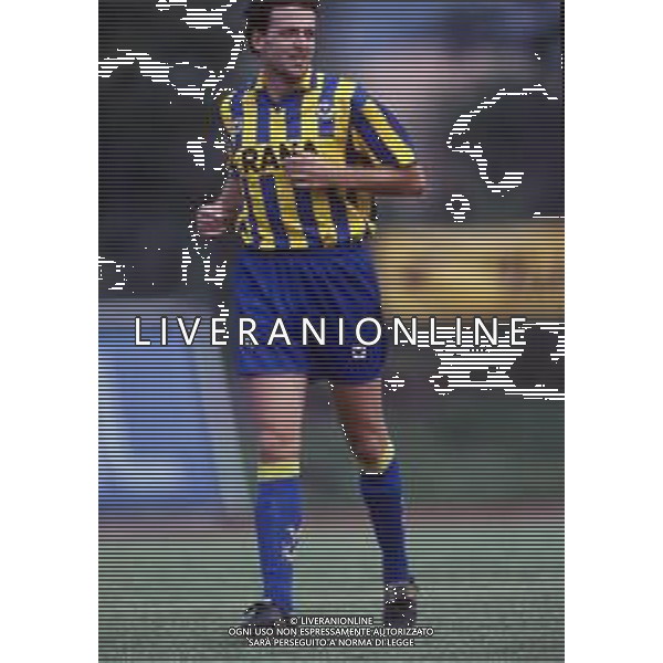 DIAP-RETROSPETTIVA LAMBERTO PIOVANELLI CALCIATORE NELLA FOTO LAMBERTO PIOVANELLI CON LA MAGLIA DEL VERONA CALCIO AG ALDO LIVERANI SAS 