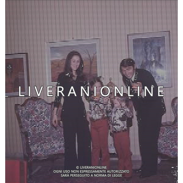 COL-RETROSPETTIVA TARCISIO BURGNICH ALLENATORE E CALCIATORE NELLA FOTO TARCISIO BURGNICH A MILANO NELL\'ANNO 1970 CON LA FAMIGLIA AG ALDO LIVERANI SAS