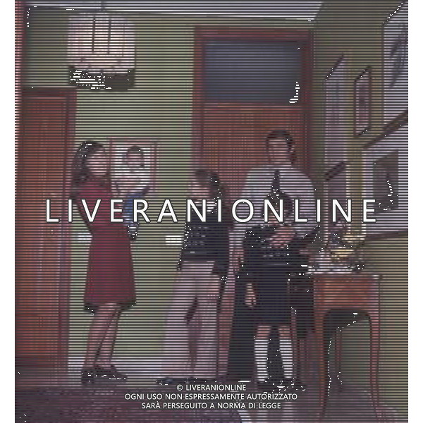 COL-RETROSPETTIVA TARCISIO BURGNICH ALLENATORE E CALCIATORE NELLA FOTO TARCISIO BURGNICH A MILANO NELL\'ANNO 1970 CON LA FAMIGLIA AG ALDO LIVERANI SAS