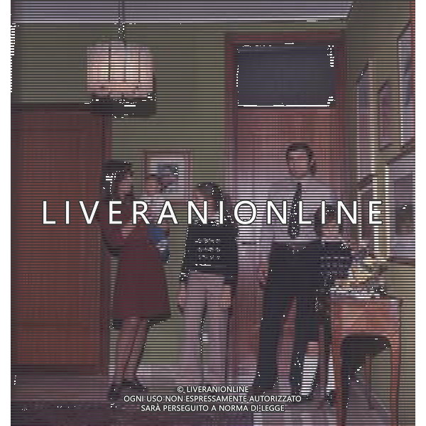 COL-RETROSPETTIVA TARCISIO BURGNICH ALLENATORE E CALCIATORE NELLA FOTO TARCISIO BURGNICH A MILANO NELL\'ANNO 1970 CON LA FAMIGLIA AG ALDO LIVERANI SAS