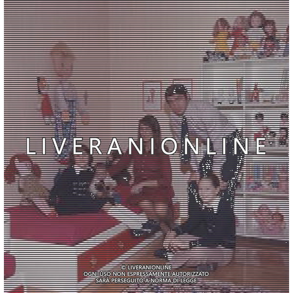 COL-RETROSPETTIVA TARCISIO BURGNICH ALLENATORE E CALCIATORE NELLA FOTO TARCISIO BURGNICH A MILANO NELL\'ANNO 1970 CON LA FAMIGLIA AG ALDO LIVERANI SAS