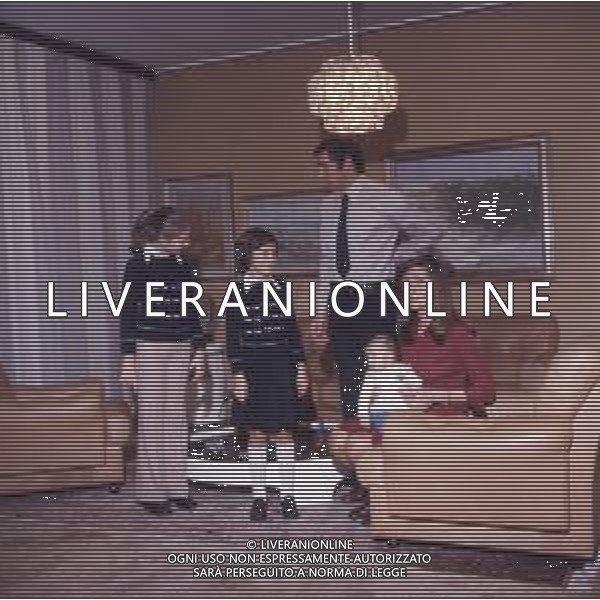 COL-RETROSPETTIVA TARCISIO BURGNICH ALLENATORE E CALCIATORE NELLA FOTO TARCISIO BURGNICH A MILANO NELL\'ANNO 1970 CON LA FAMIGLIA AG ALDO LIVERANI SAS