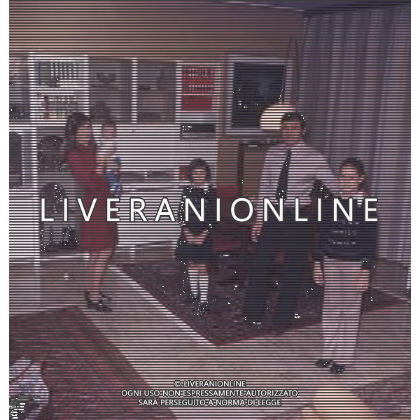 COL-RETROSPETTIVA TARCISIO BURGNICH ALLENATORE E CALCIATORE NELLA FOTO TARCISIO BURGNICH A MILANO NELL\'ANNO 1970 CON LA FAMIGLIA AG ALDO LIVERANI SAS