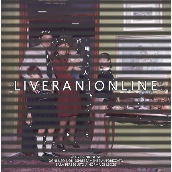 COL-RETROSPETTIVA TARCISIO BURGNICH ALLENATORE E CALCIATORE NELLA FOTO TARCISIO BURGNICH A MILANO NELL\'ANNO 1970 CON LA FAMIGLIA AG ALDO LIVERANI SAS