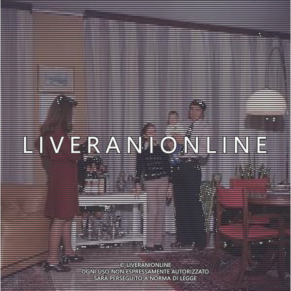 COL-RETROSPETTIVA TARCISIO BURGNICH ALLENATORE E CALCIATORE NELLA FOTO TARCISIO BURGNICH A MILANO NELL\'ANNO 1970 CON LA FAMIGLIA AG ALDO LIVERANI SAS