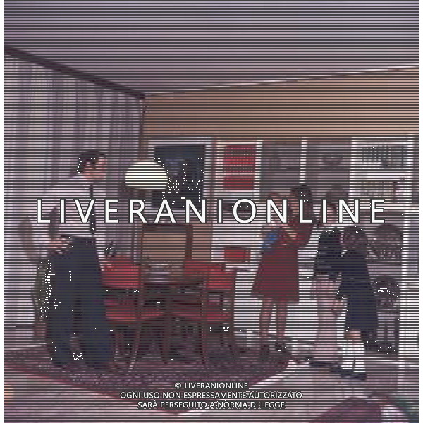 COL-RETROSPETTIVA TARCISIO BURGNICH ALLENATORE E CALCIATORE NELLA FOTO TARCISIO BURGNICH A MILANO NELL\'ANNO 1970 CON LA FAMIGLIA AG ALDO LIVERANI SAS