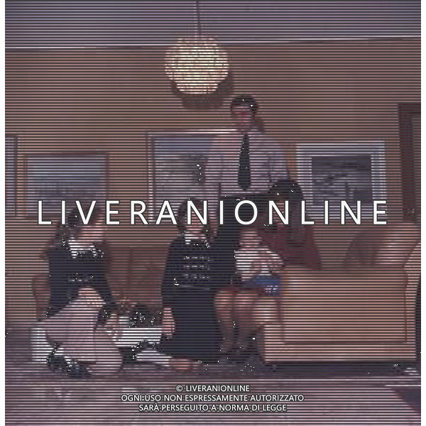 COL-RETROSPETTIVA TARCISIO BURGNICH ALLENATORE E CALCIATORE NELLA FOTO TARCISIO BURGNICH A MILANO NELL\'ANNO 1970 CON LA FAMIGLIA AG ALDO LIVERANI SAS