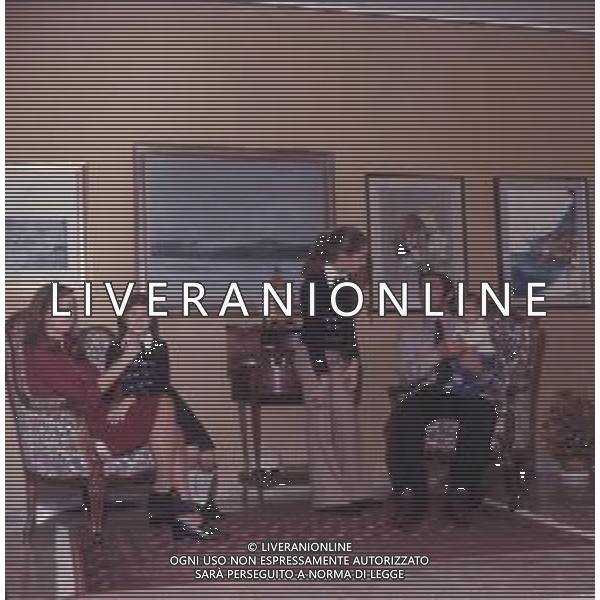 COL-RETROSPETTIVA TARCISIO BURGNICH ALLENATORE E CALCIATORE NELLA FOTO TARCISIO BURGNICH A MILANO NELL\'ANNO 1970 CON LA FAMIGLIA AG ALDO LIVERANI SAS