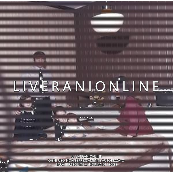 COL-RETROSPETTIVA TARCISIO BURGNICH ALLENATORE E CALCIATORE NELLA FOTO TARCISIO BURGNICH A MILANO NELL\'ANNO 1970 CON LA FAMIGLIA AG ALDO LIVERANI SAS