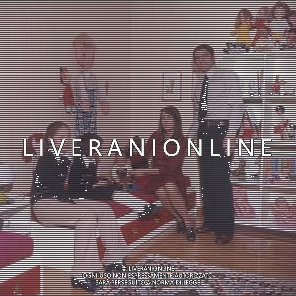 COL-RETROSPETTIVA TARCISIO BURGNICH ALLENATORE E CALCIATORE NELLA FOTO TARCISIO BURGNICH A MILANO NELL\'ANNO 1970 CON LA FAMIGLIA AG ALDO LIVERANI SAS