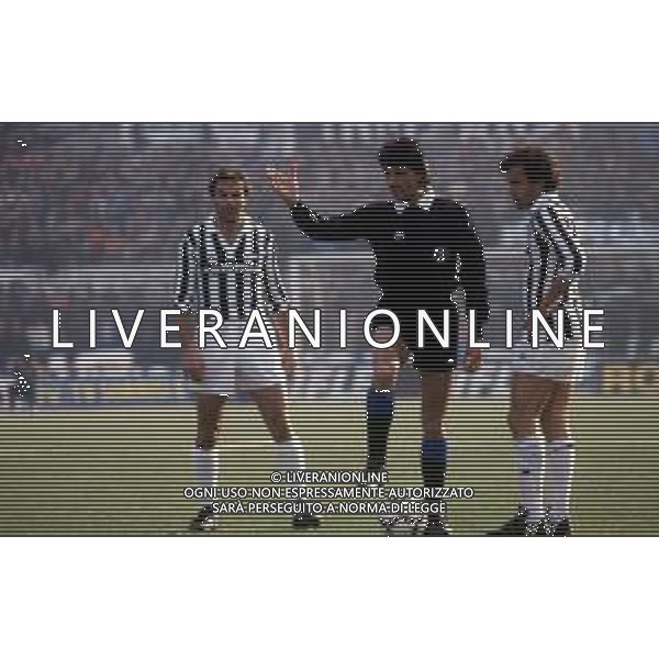DIAP-RETROSPETTIVA CLAUDIO PIERI ARBITRO NELLA FOTO L\'ARBITRO CLAUDIO PIERI CON MICHEL PLTINI E ANTONIO CABRINI NELL\'ANNO 1986-87 AG ALDO LIVERANI SAS