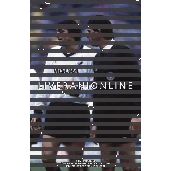 DIAP-RETROSPETTIVA CLAUDIO PIERI ARBITRO NELLA FOTO L\'ARBITRO CLAUDIO PIERI CON ALESSANDRO ALTOBELLI NELL\'ANNO 1986-87 AG ALDO LIVERANI SAS