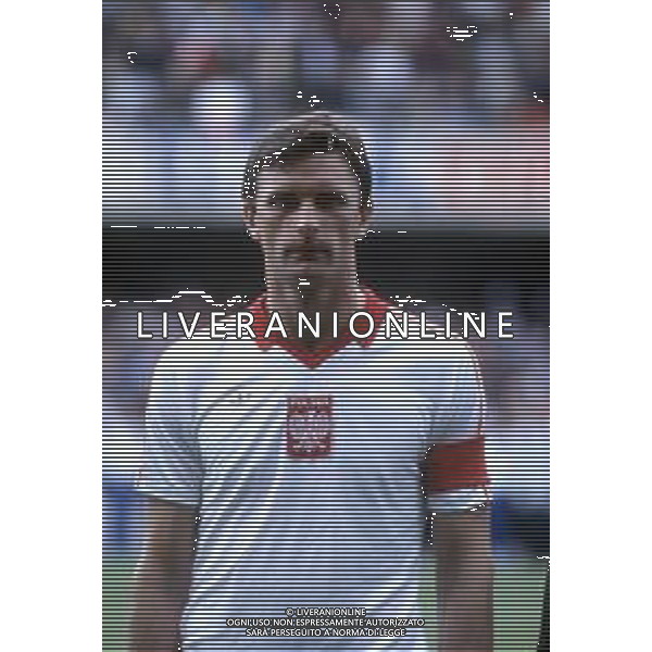 DIAP-RETROSPETTIVA WLADYSLAW ZMUDA CALCIATORE NELLA FOTO WLADYSLAW ZMUDA CON LA MAGLIA DELLA NAZIONALE DELLA POLONIA AI MONDIALI DI CALCIO SPAGNA 1982 FOTO ENRICO LIVERANI-AG ALDO LIVERANI SAS