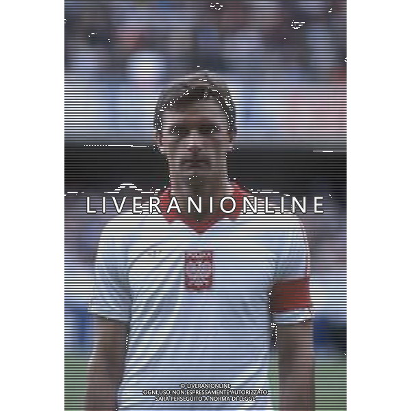 DIAP-RETROSPETTIVA WLADYSLAW ZMUDA CALCIATORE NELLA FOTO WLADYSLAW ZMUDA CON LA MAGLIA DELLA NAZIONALE DELLA POLONIA AI MONDIALI DI CALCIO SPAGNA 1982 FOTO ENRICO LIVERANI-AG ALDO LIVERANI SAS