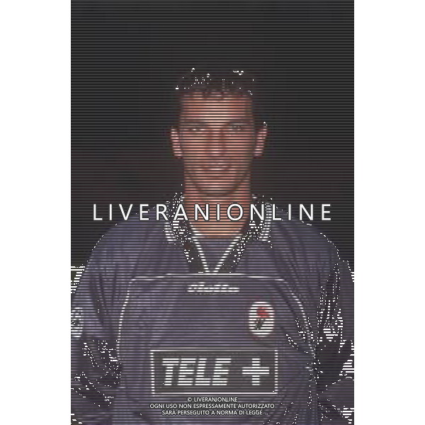 DIAP-RETROSPETTIVA FRANCESCO MANCINI CALCIATORE NELLA FOTO FRANCESCO MANCINI CON LA MAGLIA DEL BARI CALCIO AG ALDO LIVERANI SAS