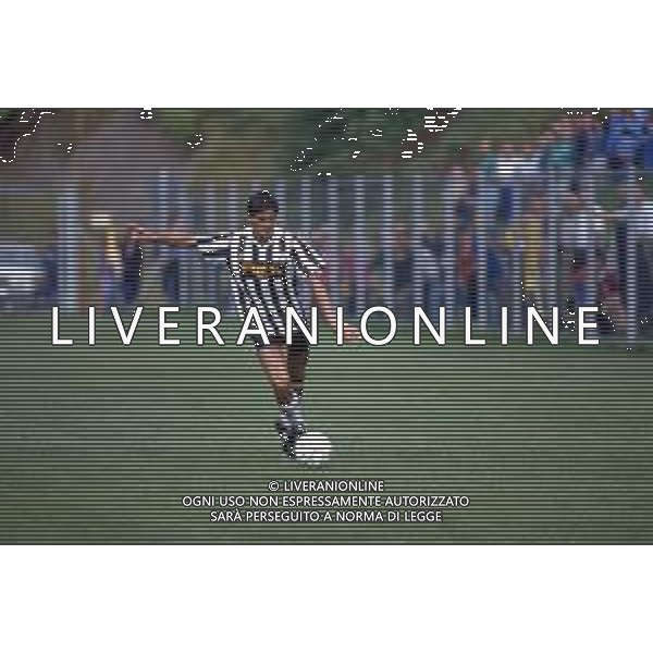 DIAP-RETROSPETTIVA RODOLFO VANOLI CALCIATORE NELLA FOTO RODOLFO VANOLI CON LA MAGLIA DELL\'UDINESE CALCIO ANNO 1991-92 AG ALDO LIVERANI SAS