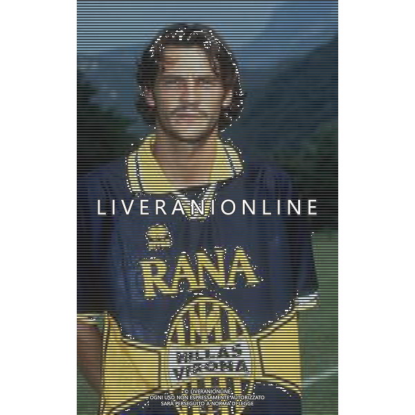 DIAP-RETROSPETTIVA PAOLO VANOLI CALCIATORE NELLA FOTO PAOLO VANOLI CON LA MAGLIA DEL VERONA CALCIO AG ALDO LIVERANI SAS