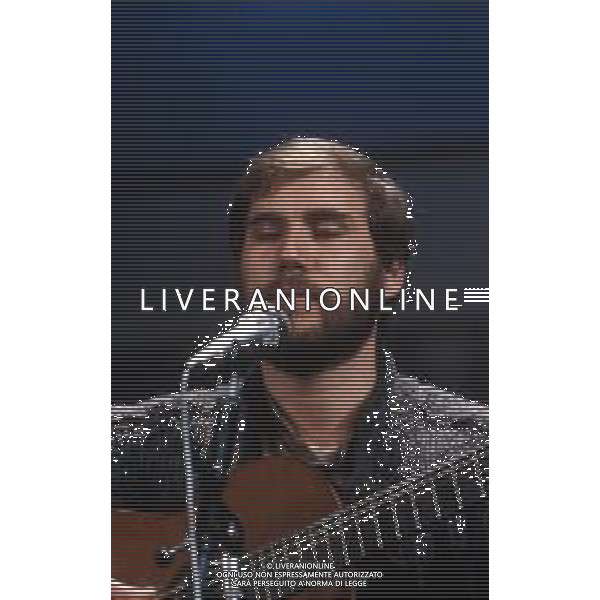 DIAP-RETROSPETTIVA GIUSEPPE CIONFOLI CANTANTE NELLA FOTO GIUSEPPE CIONFOLI A SANREMO NELL\'ANNO 1982 FOTO ENRICO LIVERANI-AG ALDO LIVERANI SAS