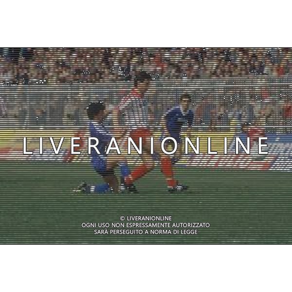 DIAP-RETROSPETTIVA CLAUDIO BENCINA ATTORE NELLA FOTO CLAUDIO BENCINA CON LA MAGLIA DELLA CREMONESE CALCIO NELL\'ANNO 1985-86 AG ALDO LIVERANI SAS