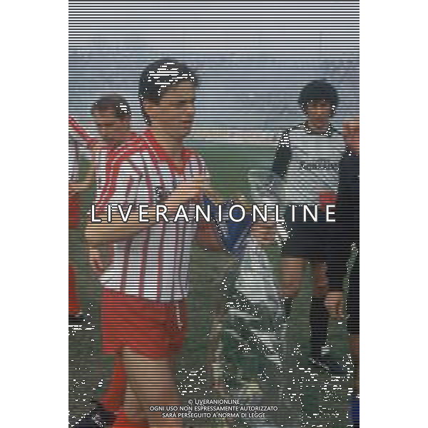 DIAP-RETROSPETTIVA CLAUDIO BENCINA ATTORE NELLA FOTO CLAUDIO BENCINA CON LA MAGLIA DELLA CREMONESE CALCIO NELL\'ANNO 1985-86 AG ALDO LIVERANI SAS