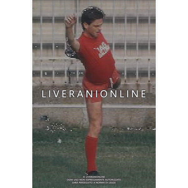 DIAP-RETROSPETTIVA CLAUDIO BENCINA ATTORE NELLA FOTO CLAUDIO BENCINA CON LA MAGLIA DELLA CREMONESE CALCIO NELL\'ANNO 1986-87 AG ALDO LIVERANI SAS