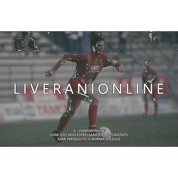 DIAP-RETROSPETTIVA CLAUDIO BENCINA ATTORE NELLA FOTO CLAUDIO BENCINA CON LA MAGLIA DELLA CREMONESE CALCIO NELL\'ANNO 1986-87 AG ALDO LIVERANI SAS