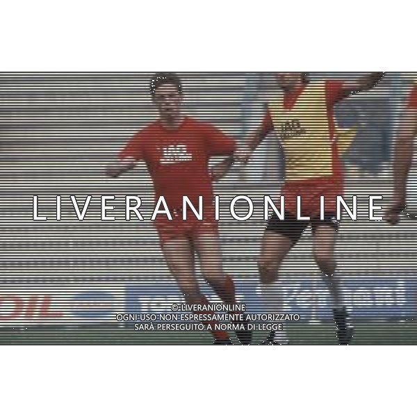 DIAP-RETROSPETTIVA CLAUDIO BENCINA ATTORE NELLA FOTO CLAUDIO BENCINA CON LA MAGLIA DELLA CREMONESE CALCIO NELL\'ANNO 1986-87 AG ALDO LIVERANI SAS