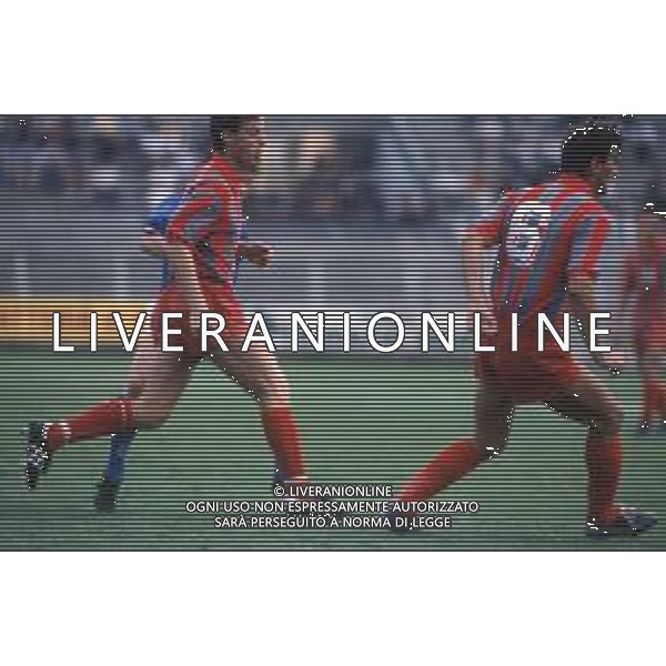 DIAP-RETROSPETTIVA CLAUDIO BENCINA ATTORE NELLA FOTO CLAUDIO BENCINA CON LA MAGLIA DELLA CREMONESE CALCIO NELL\'ANNO 1986-87 AG ALDO LIVERANI SAS