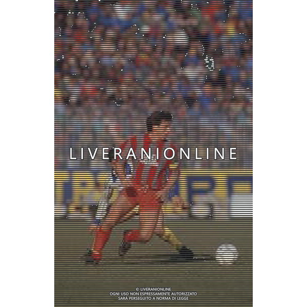 DIAP-RETROSPETTIVA CLAUDIO BENCINA ATTORE NELLA FOTO CLAUDIO BENCINA CON LA MAGLIA DELLA CREMONESE CALCIO NELL\'ANNO 1986-87 AG ALDO LIVERANI SAS