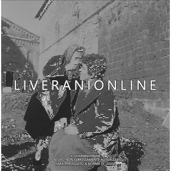 NEG-RETROSPETTIVA NINETTO DAVOLI ATTORE NELLA FOTO SUL SET DURANTE LE RIPRESE DEL FILM \'UCCELLACCI E UCCELLINI\' DIRETTO DA PIER PAOLO PASOLINI A ROMA DICEMBRE 1965 ¬©Archivio Giovanni Liverani/AG ALDO LIVERANI SAS