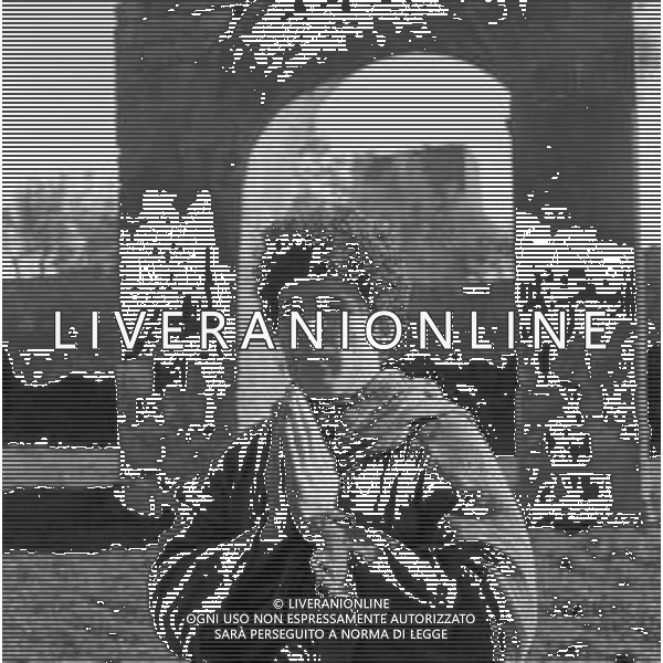 NEG-RETROSPETTIVA NINETTO DAVOLI ATTORE NELLA FOTO SUL SET DURANTE LE RIPRESE DEL FILM \'UCCELLACCI E UCCELLINI\' DIRETTO DA PIER PAOLO PASOLINI A ROMA DICEMBRE 1965 ¬©Archivio Giovanni Liverani/AG ALDO LIVERANI SAS
