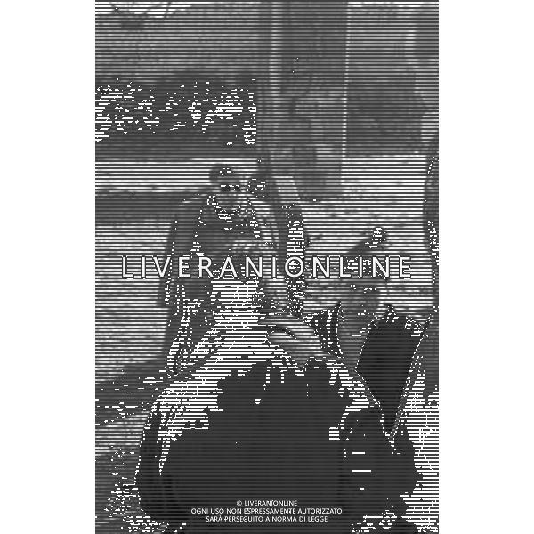 NEG-RETROSPETTIVA NINETTO DAVOLI ATTORE NELLA FOTO CON TOTO\' SUL SET DURANTE LE RIPRESE DEL FILM \'UCCELLACCI E UCCELLINI\' DIRETTO DA PIER PAOLO PASOLINI A ROMA DICEMBRE 1965 ©Archivio Giovanni Liverani/AG ALDO LIVERANI SAS