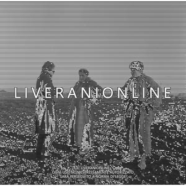 NEG-RETROSPETTIVA PIER PAOLO PASOLINI REGISTA NELLA FOTO SUL SET DURANTE LE RIPRESE DEL FILM \'UCCELLACCI E UCCELLINI\' CON TOTO\' E NINETTO DAVOLI A ROMA DICEMBRE 1965 ¬©Archivio Giovanni Liverani/AG ALDO LIVERANI SAS