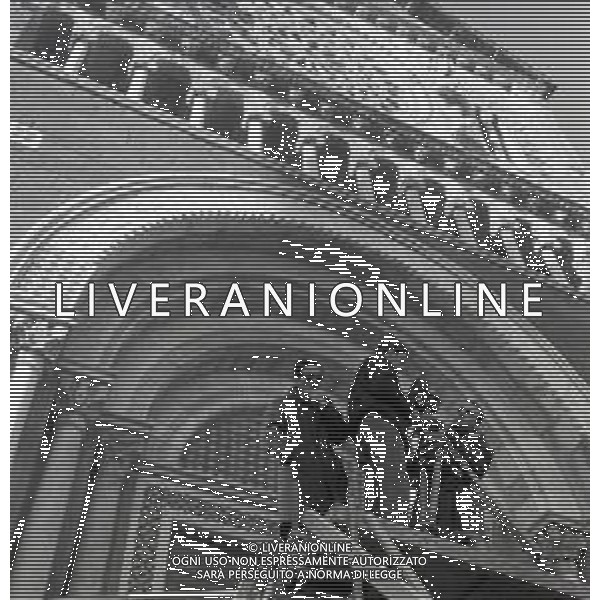 NEG-RETROSPETTIVA PIER PAOLO PASOLINI REGISTA NELLA FOTO SUL SET DURANTE LE RIPRESE DEL FILM \'UCCELLACCI E UCCELLINI\' A ROMA DICEMBRE 1965 ©Archivio Giovanni Liverani/AG ALDO LIVERANI SAS