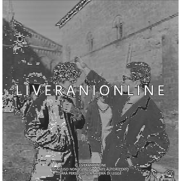 NEG-RETROSPETTIVA PIER PAOLO PASOLINI REGISTA NELLA FOTO SUL SET DURANTE LE RIPRESE DEL FILM \'UCCELLACCI E UCCELLINI\' CON NINETTO DAVOLI A ROMA DICEMBRE 1965 ©Archivio Giovanni Liverani/AG ALDO LIVERANI SAS