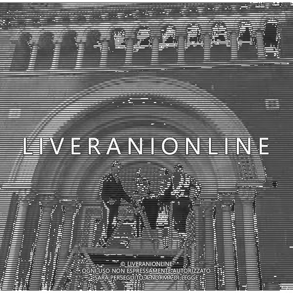 NEG-RETROSPETTIVA PIER PAOLO PASOLINI REGISTA NELLA FOTO SUL SET DURANTE LE RIPRESE DEL FILM \'UCCELLACCI E UCCELLINI\' A ROMA DICEMBRE 1965 ©Archivio Giovanni Liverani/AG ALDO LIVERANI SAS
