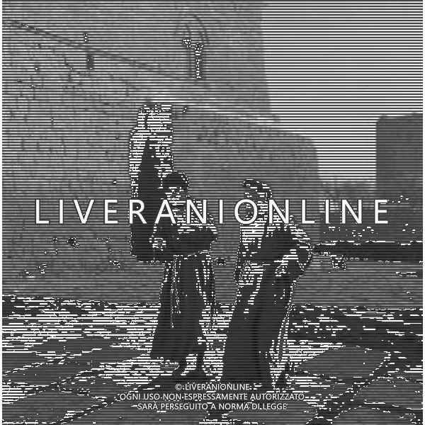 NEG-RETROSPETTIVA ANTONIO DE CURTIS IN ARTE TOTO\' NELLA FOTO ANTONIO DE CURTIS IN ARTE TOTO\' Uccellacci e uccellini è un film del 1966 diretto da Pier Paolo Pasolini, interpretato da Totò e Ninetto Davoli e prodotto da Alfredo Bini, AG ALDO LIVERANI SAS