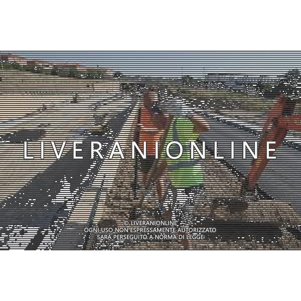 IMOLA 27 06 2025 il Sindaco Marco Panieri, l\'Assessore ai Lavori Pubblici Pierangelo Raffini e i tecnici di Area Blu preposti VISITANO IL CANTIERE DELL\'ASSE ATTREZZATO SVINCOLO D\'ACQUISTO RESPIGHI(BRETELLA) NELLA FOTO OPERAI AL LAVORO FOTO GIANNI SANNA-AG ALDO LIVERANI SAS