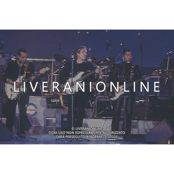 DIAP-RETROSPETTIVA COMPLESSO MUSICALE DIK DIK NELLA FOTO IL COMPLESSO MUSICALE DEI DIK DIK OSPITI DELLA TRASMISSIONE TELEVISIVA “UNA ROTONDA SUL MARE “ ANNO 1990 AG ALDO LIVERANI SAS