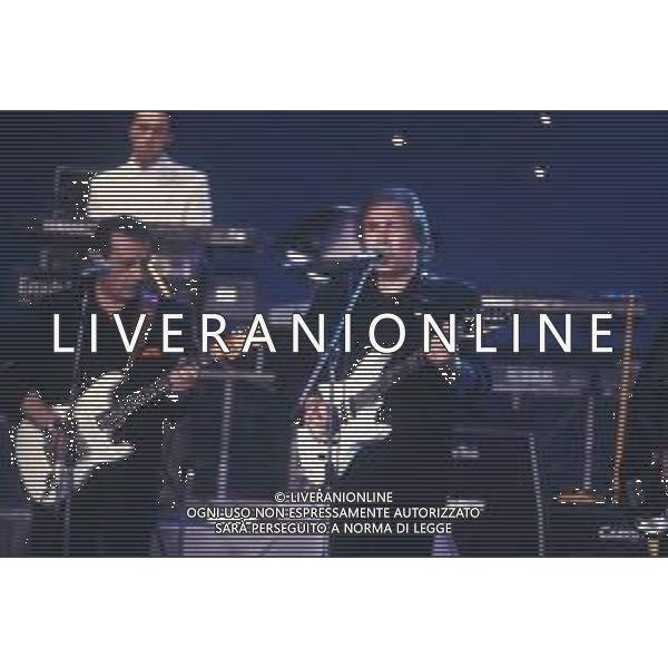 DIAP-RETROSPETTIVA COMPLESSO MUSICALE DIK DIK NELLA FOTO IL COMPLESSO MUSICALE DEI DIK DIK OSPITI DELLA TRASMISSIONE TELEVISIVA “UNA ROTONDA SUL MARE “ ANNO 1990 AG ALDO LIVERANI SAS
