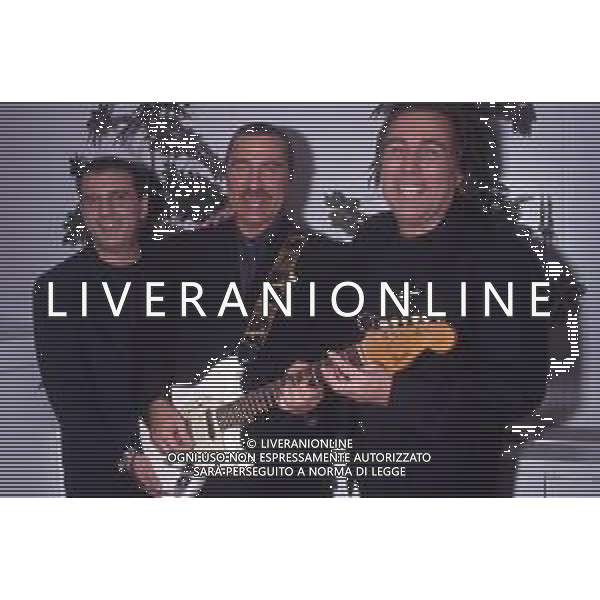 DIAP-RETROSPETTIVA COMPLESSO MUSICALE DIK DIK NELLA FOTO IL COMPLESSO MUSICALE DEI DIK DIK OSPITI DELLA TRASMISSIONE TELEVISIVA “UNA ROTONDA SUL MARE “ ANNO 1990 AG ALDO LIVERANI SAS