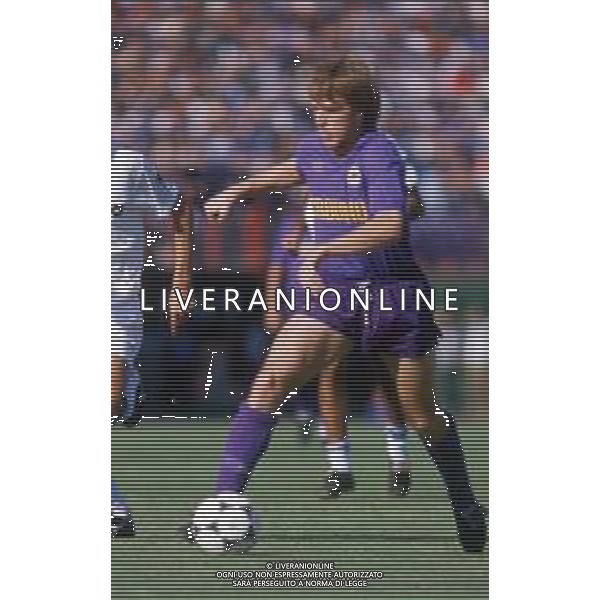 DIAP-RETROSPETTIVA STEFANO CAROBBI CALCIATORE NELLA FOTO STEFANO CAROBBI CON LA MAGLIA DELLA FIORENTINA CALCIO NELL\'ANNO 1986-87 AG ALDO LIVERANI SAS
