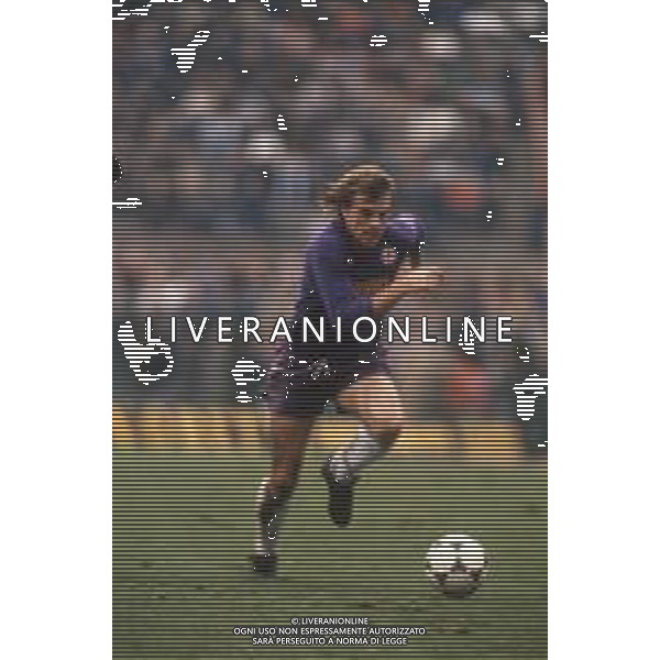 DIAP-RETROSPETTIVA STEFANO CAROBBI CALCIATORE NELLA FOTO STEFANO CAROBBI CON LA MAGLIA DELLA FIORENTINA CALCIO NELL\'ANNO 1987-88 AG ALDO LIVERANI SAS