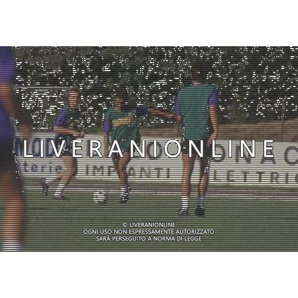 DIAP-RETROSPETTIVA STEFANO CAROBBI CALCIATORE NELLA FOTO STEFANO CAROBBI CON LA MAGLIA DELLA FIORENTINA CALCIO NELL\'ANNO 1987-88 AG ALDO LIVERANI SAS