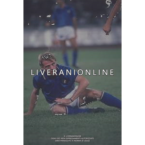 DIAP-RETROSPETTIVA STEFANO CAROBBI CALCIATORE NELLA FOTO STEFANO CAROBBI CON LA MAGLIA DELLA NAZIONALE ITALIANA DI CALCIO NELL\'ANNO 1988 AG ALDO LIVERANI SAS