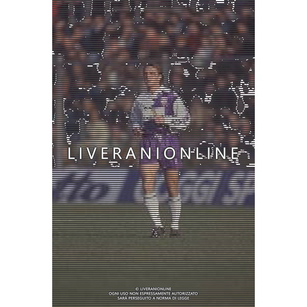 DIAP-RETROSPETTIVA STEFANO CAROBBI CALCIATORE NELLA FOTO STEFANO CAROBBI CON LA MAGLIA DELLA FIORENTINA CALCIO NELL\'ANNO 1991-1992 AG ALDO LIVERANI SAS