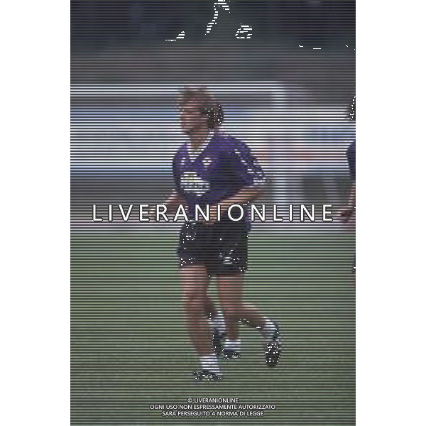 DIAP-RETROSPETTIVA STEFANO CAROBBI CALCIATORE NELLA FOTO STEFANO CAROBBI CON LA MAGLIA DELLA FIORENTINA CALCIO NELL\'ANNO 1991-1992 AG ALDO LIVERANI SAS