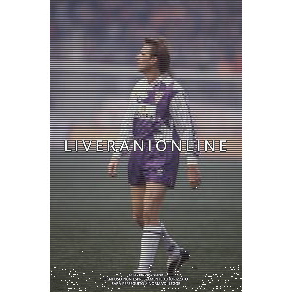 DIAP-RETROSPETTIVA STEFANO CAROBBI CALCIATORE NELLA FOTO STEFANO CAROBBI CON LA MAGLIA DELLA FIORENTINA CALCIO NELL\'ANNO 1991-1992 AG ALDO LIVERANI SAS